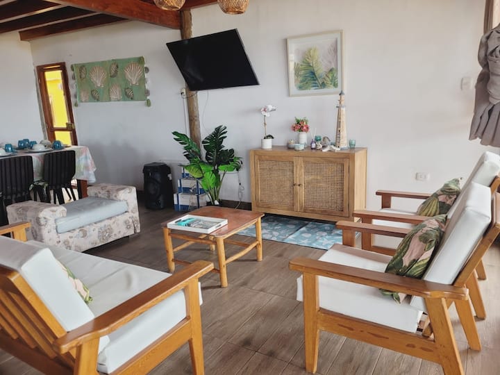 Linda Casa De Playa En Primera Fila. - San Vicente de Cañete