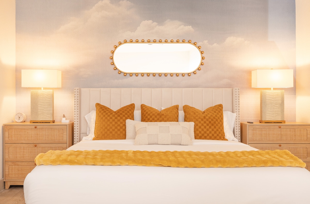 Това е спалня №2 на 2-рия етаж на жилището.  Независимо дали наваксвате със съня или се наслаждавате на спокойна сутрин, това легло осигурява комфорт, който ще запомните дълго след освобождаването.