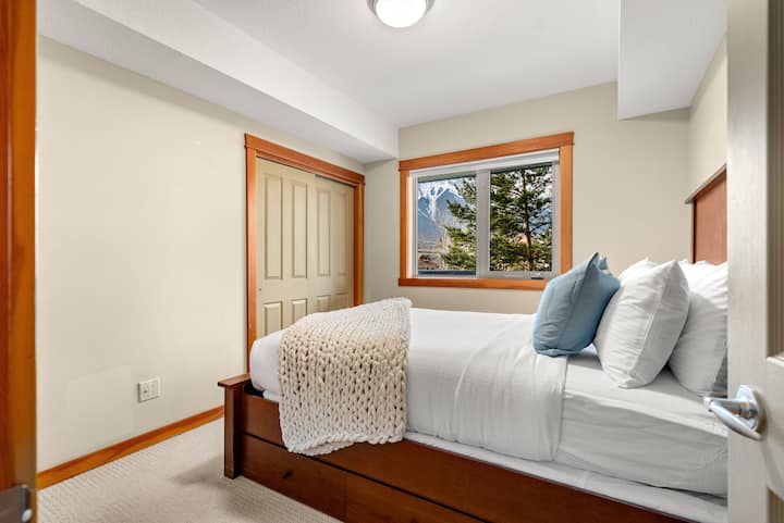 Светла стая с двойно легло и разтегателно легло, обзаведена с меки чаршафи и успокояващ декор. Идеално за деца, приятели или допълнителни гости.