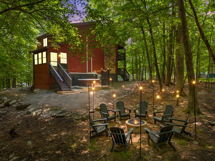 4br Poconos Cabin | Hot Tub | Game Room - Stroudsburg, PA