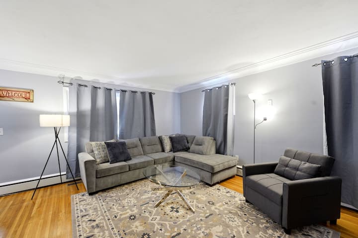 Amherst 3 Bed 2 Bath House with King Bed, furnished house in Buffalo, NY