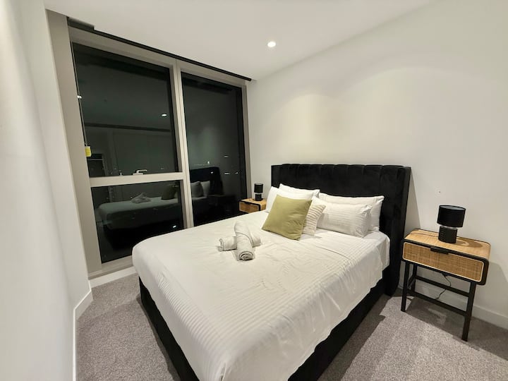 Mwonekano kamili wa Chumba cha kulala cha 2 chenye kitanda cha ukubwa wa kawaida na nafasi ya kutosha ya kupumzika.