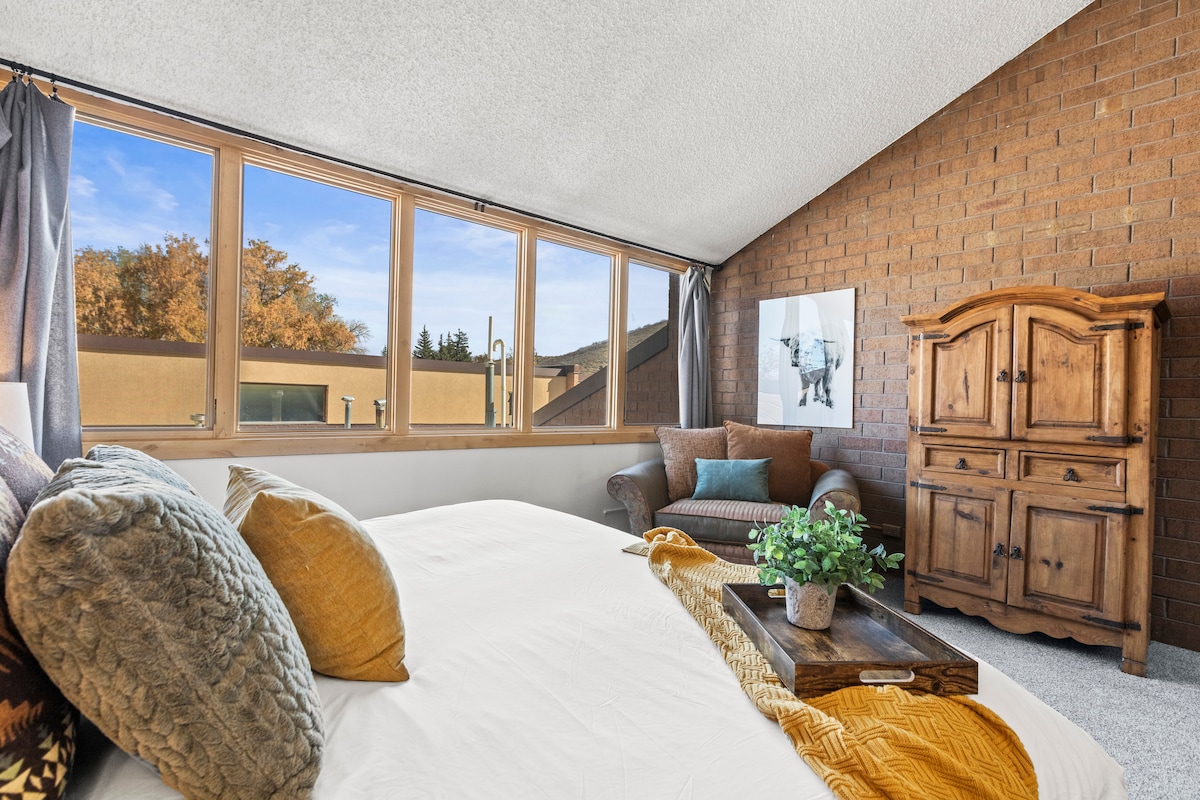 Udobno se smjestite u glavnoj spavaćoj sobi s velikim bračnim krevetom, mekom posteljinom, opuštajućom atmosferom i privatnom kupaonicom.  Jedan zid u glavnoj spavaćoj sobi nije pregrađen, pa se vidi dnevni boravak koji se nalazi ispod