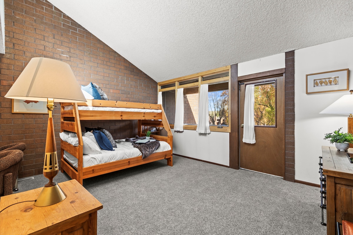 Mjesto za stvaranje uspomena – razigrana soba s krevetima na kat za sve uzraste.