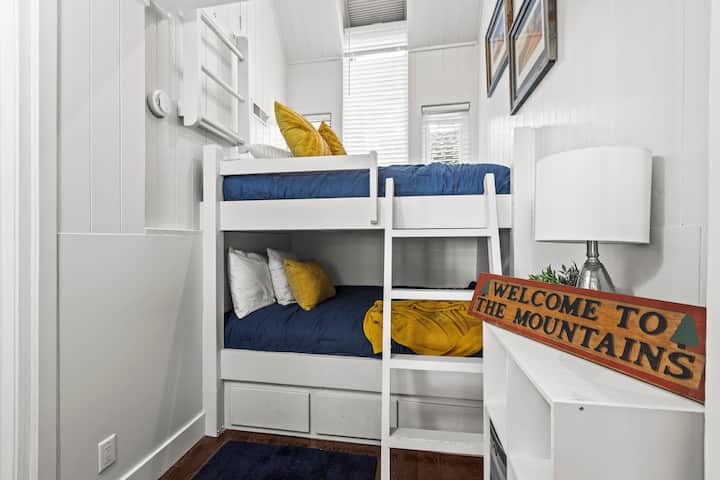 חדר קומה ביניים עם מיטת קווין, מקום ל-4 אנשים עם חדר רחצה צמוד