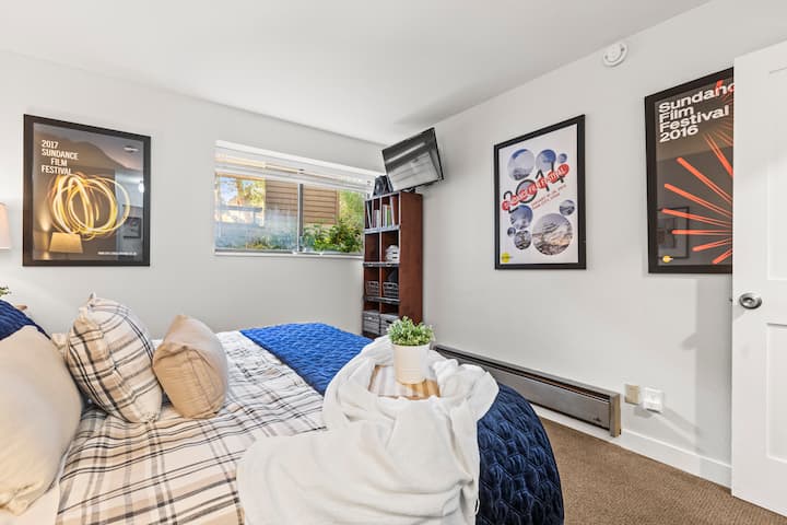 נוחות ופרטיות - חדר שינה בקומה התחתונה עם מיטת קינג סייז וחדר רחצה צמוד ומאובזר היטב