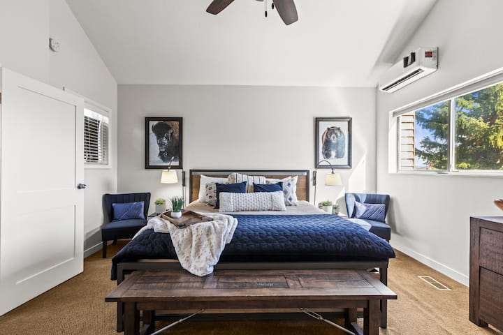 חדר שינה עם מיטת קינג סייז בקומה עליונה עם נגיעות אמנותיות