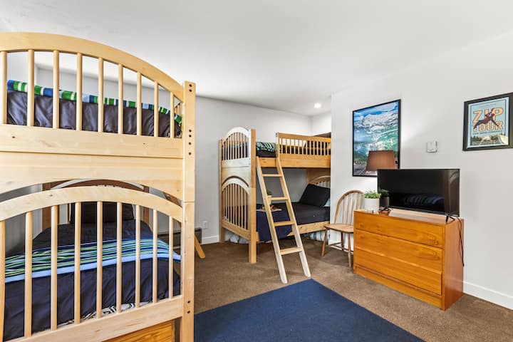 חלל נעים ושובב עם שתי מיטות קומתיים שיכולות להכיל 4 אורחים - ממוקם בקומה התחתונה