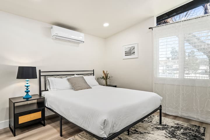 QUEEN BED WITH 4 PILLOWS