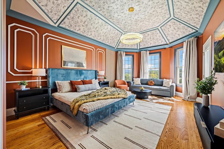 Ingia kwenye chumba hiki kikuu cha ghorofa kuu, kilicho na kitanda aina ya king, dari ya kuvutia iliyohamasishwa na Ulaya iliyo na shada, na chumba kipana cha bafu kilicho na beseni la jacuzzi, bomba la mvua, sinki mbili na kabati la kuingia. Likizo ya kifahari iliyobuniwa kwa ajili ya starehe ya hali ya juu.