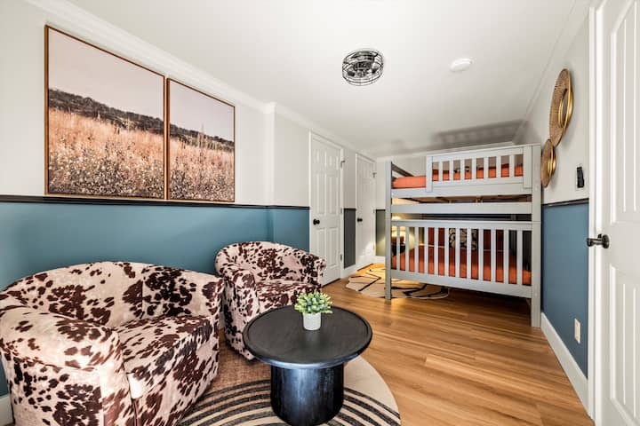 Kitanda cha ghorofa kamili na eneo la kukaa la kona na mlango unaoelekea uani — kamili kwa watoto au wanyama vipenzi kucheza na kuchunguza.