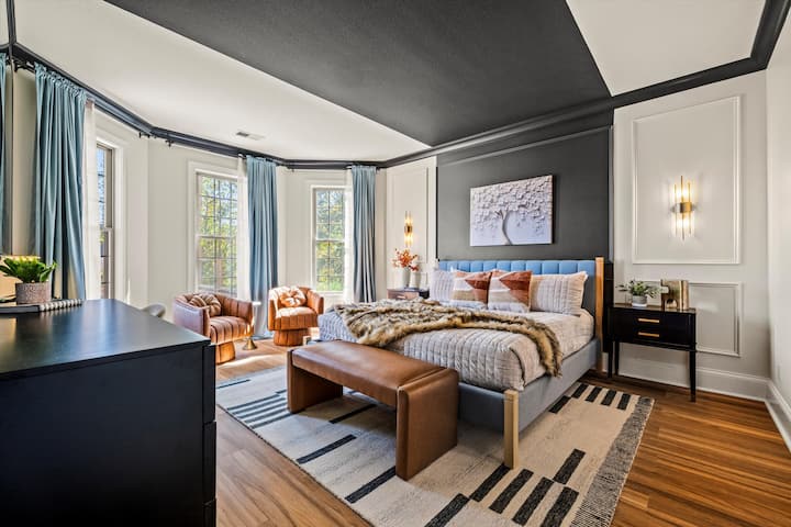 Chumba cha kulala chenye bafu cha ukubwa wa king-size kwenye ghorofa ya chini chenye bafu kubwa lenye beseni la kuogea la kustarehesha, pamoja na viti vya kuzunguka na meza — kinafaa kwa kazi au kusoma kwa starehe.