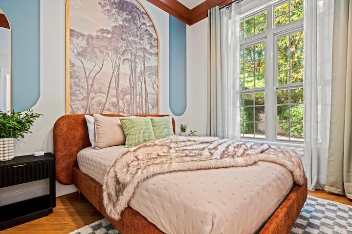 Chumba cha Kati cha Malkia: pumzika katika kitanda cha ukubwa wa malkia chenye bafu lako la kujitegemea na bomba la mvua — rahisi na kamili kwa faragha na starehe.