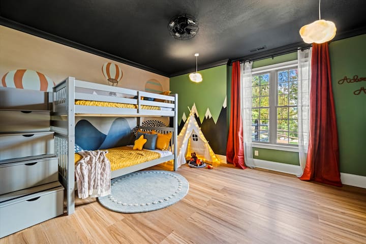 Chumba cha watoto cha "Jasura Inasubiri" chenye kitanda cha ghorofa, kona ya hema la kuchezea na michezo miwili ya arcade — kina nafasi kubwa, kinafurahisha na ni bora kwa ajili ya michezo isiyo na kikomo.