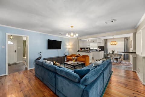 Popular Airbnb listing: Cozy Stay near Stadium | Game Room | Bar | BBQ in Braeswood