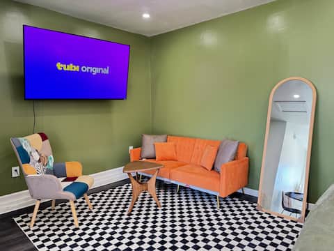 Popular Airbnb listing: King Bed -THE URBAN NEST- in San Bernardino