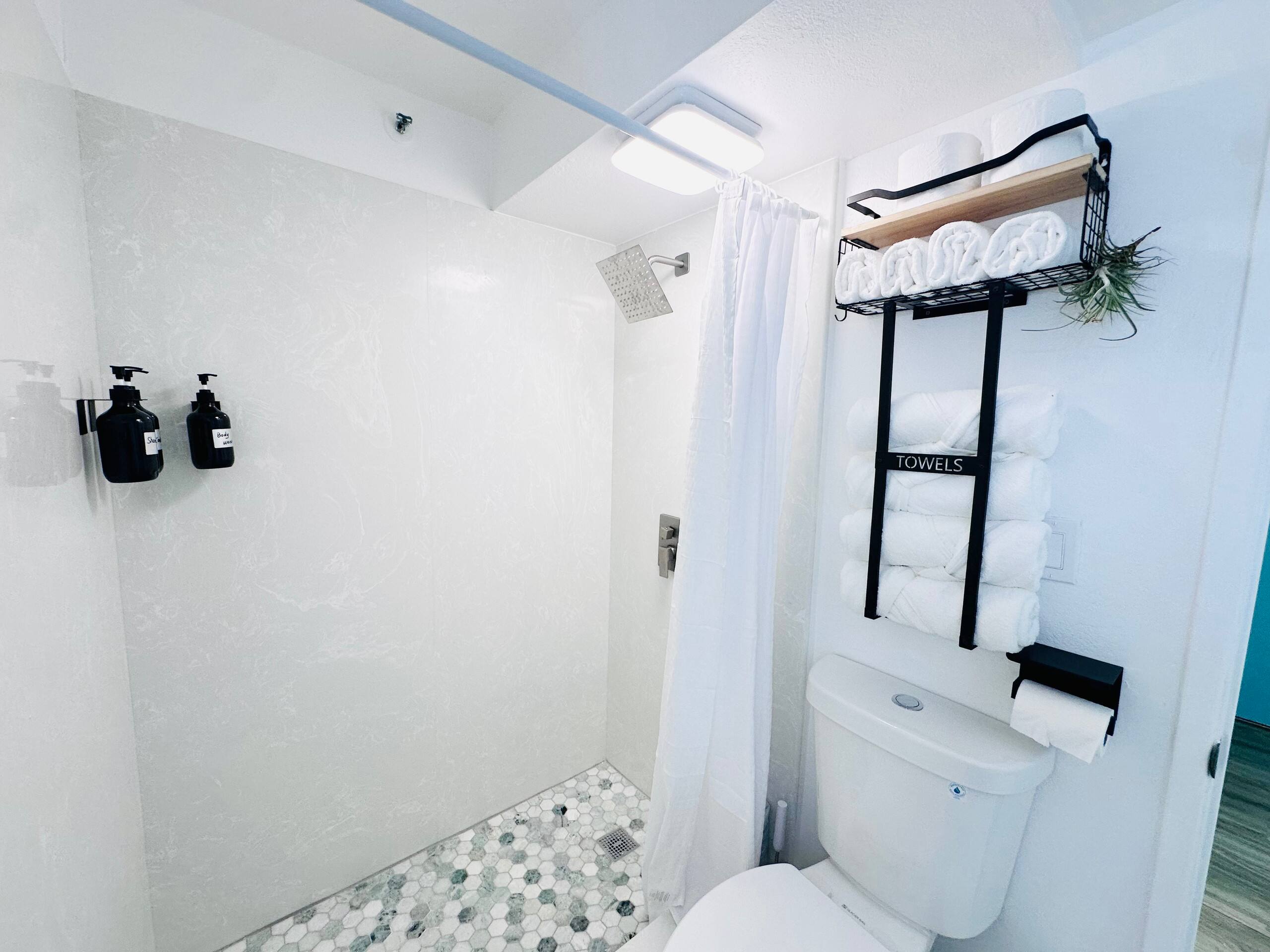 Condo in Honolulu · ★5.0 · 1 bedroom · 2 beds · 1 private bath - Image 27
