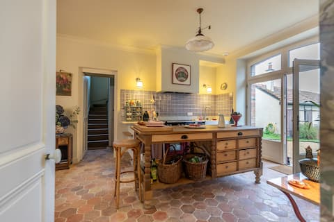 Unique house with pool near castles & Loire
