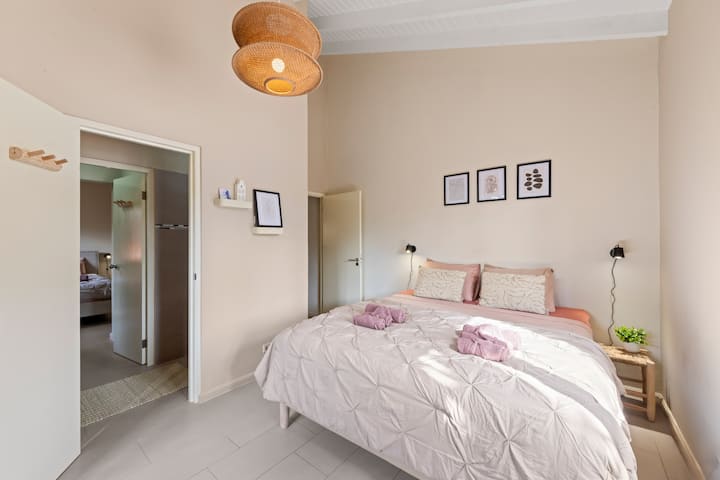 Kjo dhomë gjumi e gjerë ofron një krevat dopio me bazë metalike dhe dyshek. Nga dhoma e gjumit mund të hysh direkt në banjë!