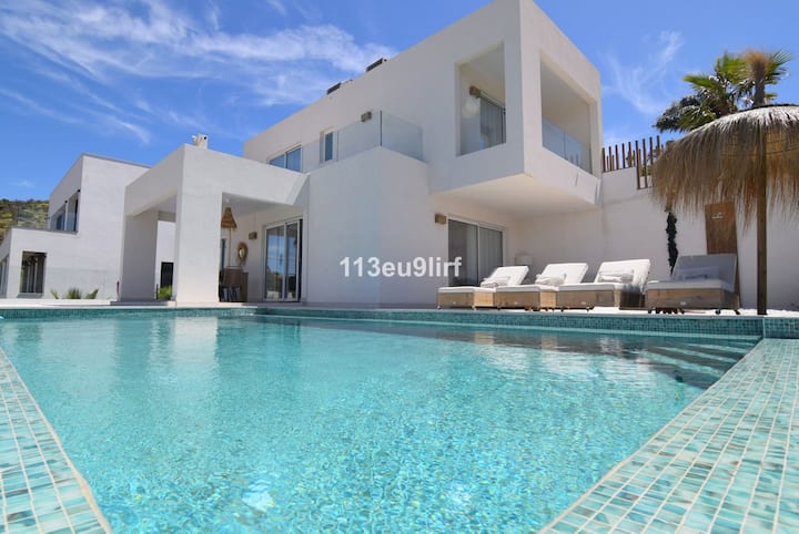 Villa Infinity With Sensational View Close To Golf - Costa del Sol