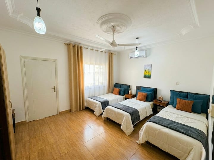Sunny 2br Retreat With Living Room & Kitchen - Akaba