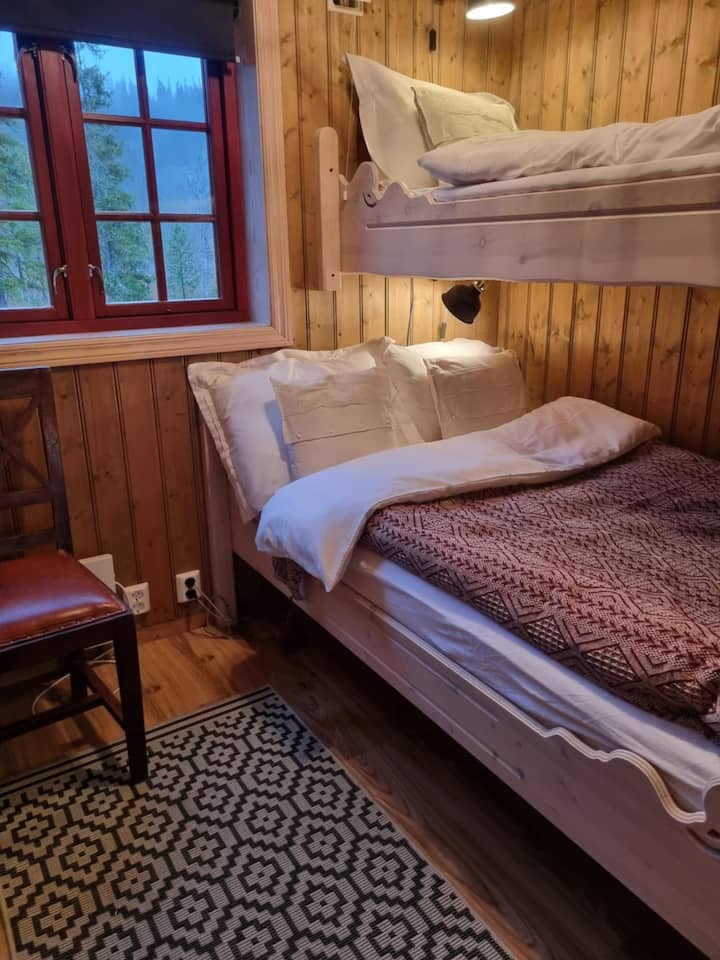 Dhomat e gjumit 3 dhe 4 – krevate familjare me 120 cm poshtë dhe 75 cm lart. 
Nëse dy flenë në katin e poshtëm, ka vend për 10 persona.