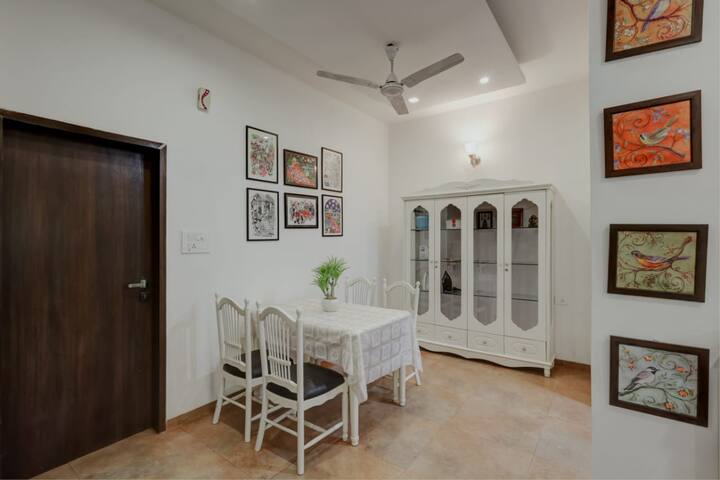 Dining area image 1