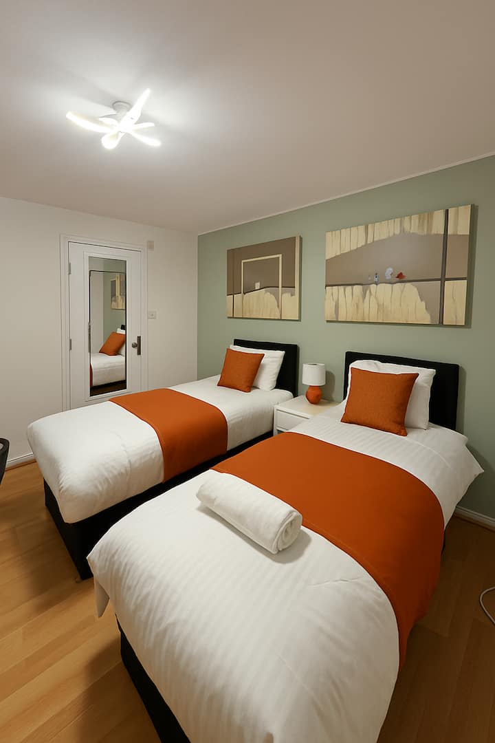 Habitación doble luminosa con camas cómodas, ropa de cama fresca y un televisor inteligente con Netflix, ideal para compartir con colegas o amigos.