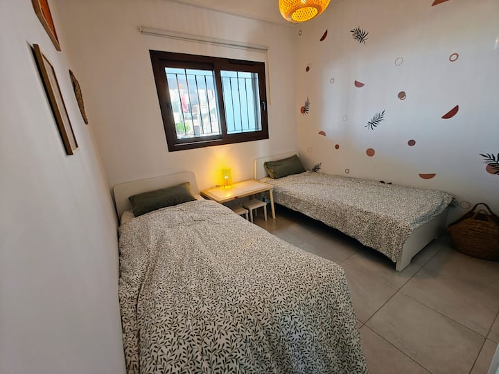 Tweede slaapkamer met 2 eenpersoonsbedden