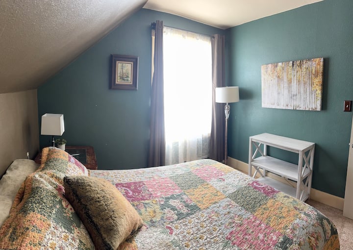 Bračni krevet (160x200) s pogledom na planinu Kendall.  Odlično jutarnje sunce! 1 od 3 spavaće sobe na katu.