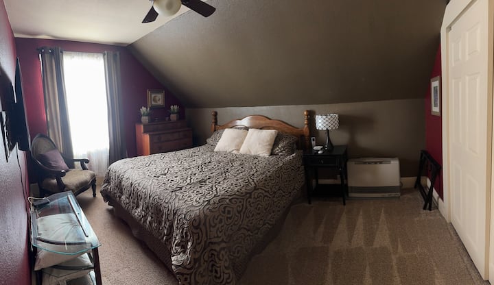 Glavna spavaća soba na katu s TV-om, pogledom na planinu Kendall, grijani madrac s više zona za svaku stranu.  California King Sleep Number Bed.