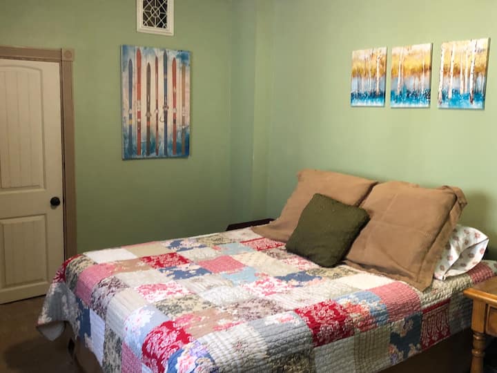 Spavaća soba na katu s bračnim krevetom.  Grijalica za madrac, dvostrana.