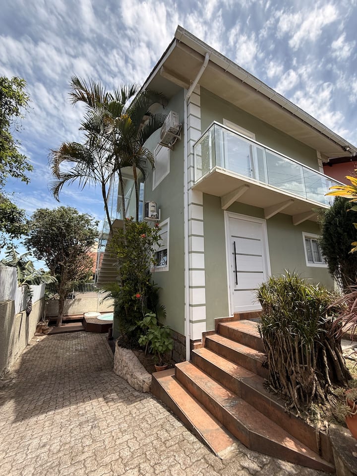Casa Com Piscina/jacuzzi/2quartos/3banhos/garage - Florianópolis