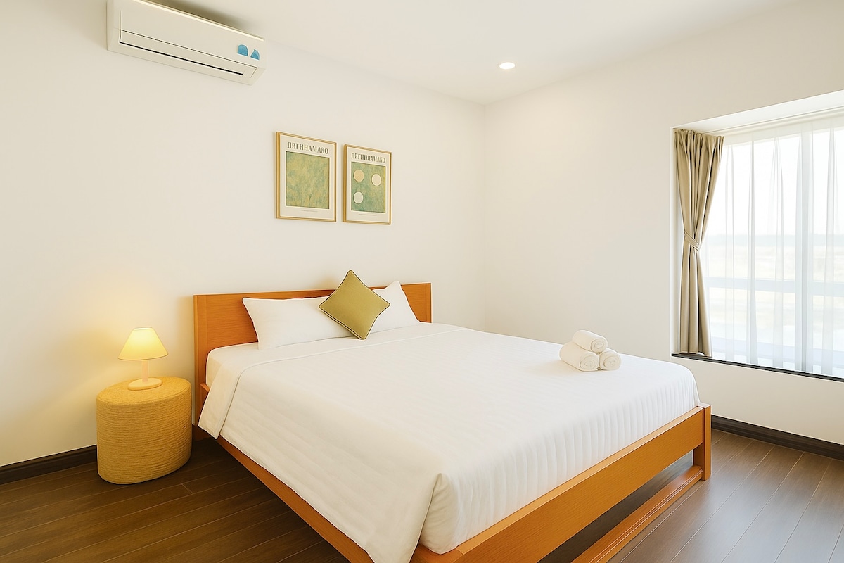 Tu retiro de meditación personal, envuelto en tonos relajantes. Cuenta con una cama tamaño king, un área de tocador dedicada. Un llamativo armario de ratán sirve como una pieza funcional, que encarna la armoniosa combinación de sencillez y elegancia de la habitación.