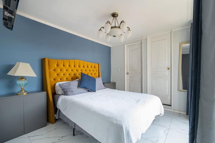 Recámara amplia con cama queen, Smart TV, baño privado y acceso a balcón. Espacio luminoso y acogedor, ideal para descansar con total privacidad y disfrutar una estancia cómoda en la Roma Norte.