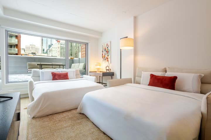 Downtown Elegance | Panoramic Views + Parking - Montreal