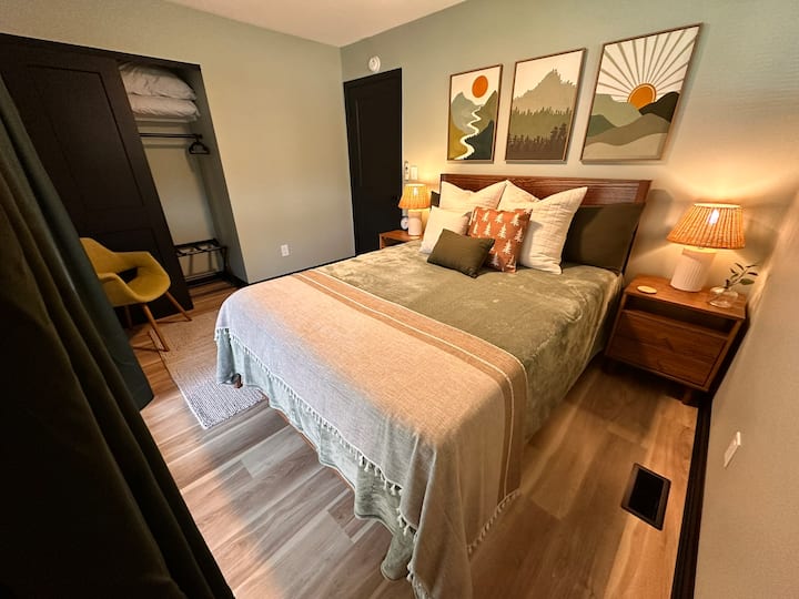 Uma cama queen macia, ventilador de teto e toques atenciosos - como travesseiros extras, cobertores, cabides, suporte de bagagem e iluminação quente ao lado da cama - fazem com que este espaço pareça um verdadeiro lar longe de casa