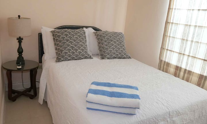 Une chambre confortable avec vue située au rez-de-chaussée.