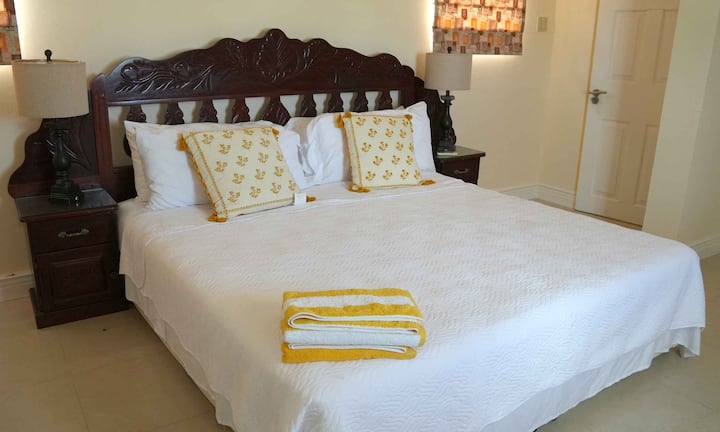 La troisième chambre dispose d'un lit King size.