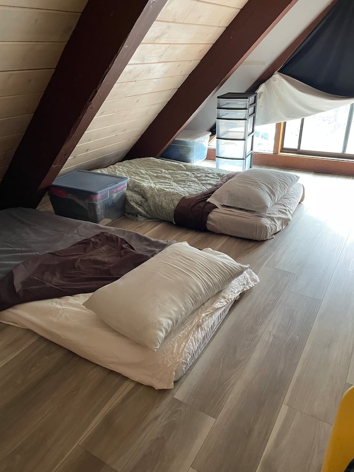 Colchonetas cómodas para adultos jóvenes o niños mayores.  Las escaleras de caracol que conducen a esta zona están iluminadas por la noche con una luz nocturna.  Las escaleras son de metal y no son un buen lugar para que los niños pequeños estén o jueguen.   Hay TV, wifi y reproductor de DVD.