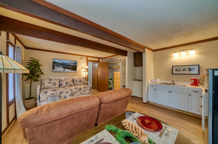 El mueble floral es una cama de día.  Dos gemelos. El sofá de dos plazas con el respaldo hacia ti es un sillón reclinable para ver la televisión y relajarse después de esquiar o hacer senderismo. 