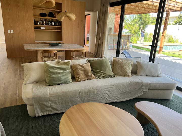 Casa Con Jardín Y Piscina En Barrio Los Olivos - Montevideo