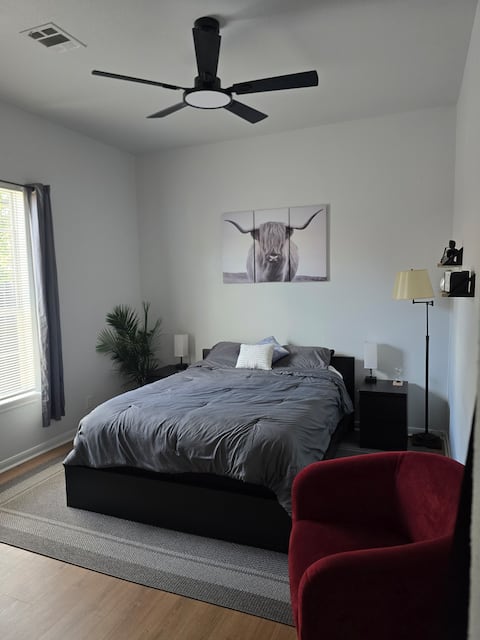 Popular Airbnb listing: Modern Private Suite w/ Kitchenette & Lux Shower in Greater Ost / South Union