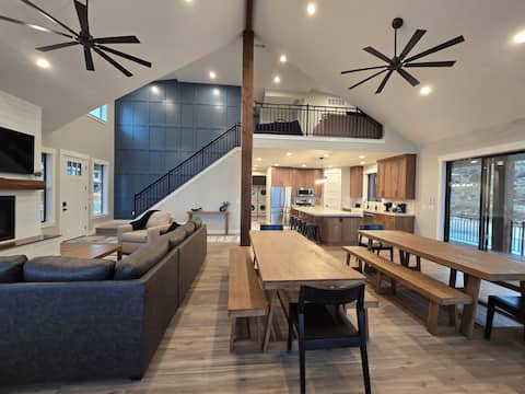 Popular Airbnb listing: Sleeps 28•Lake View•Hot tub•Pickleball•Ideal Beach in Garden