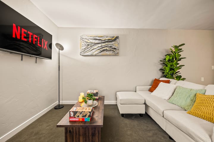 Luxe Stay: Seaworld, Airport, Downtown + Parking - San Diego, CA