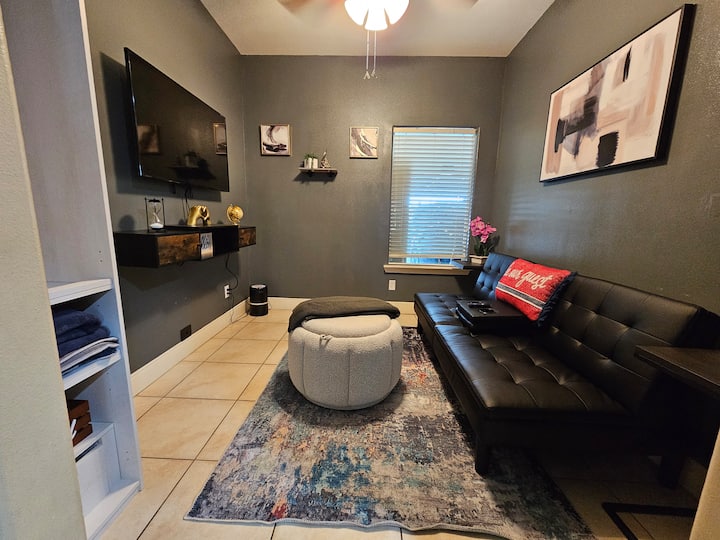 4-та СПАЛНЯ – футонът може да се превърне в легло. В дома има и два надуваеми матрака, които също може да се използват.