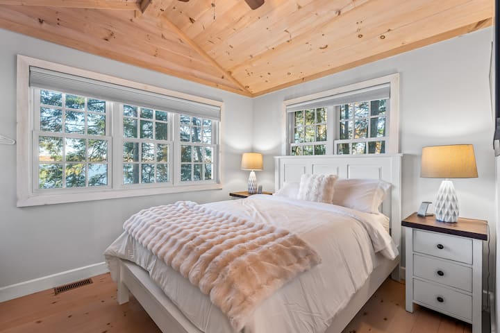Bedroom 1 — Queen bed