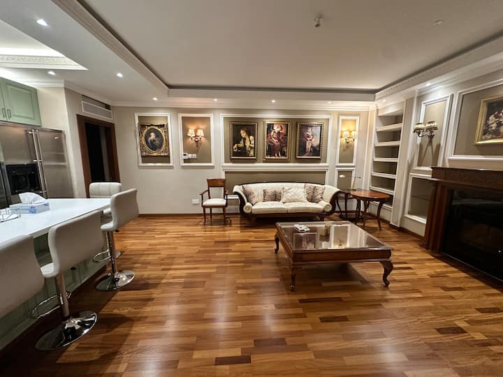 Elegant 3-bedroom Apartment - Никосия