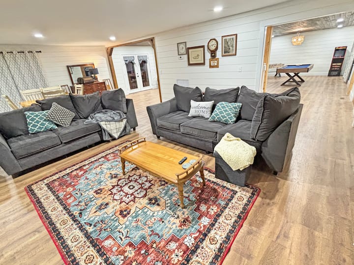 Lake Family Stay W/ Boat Storage -Pool & Game Room - Scottsboro, AL