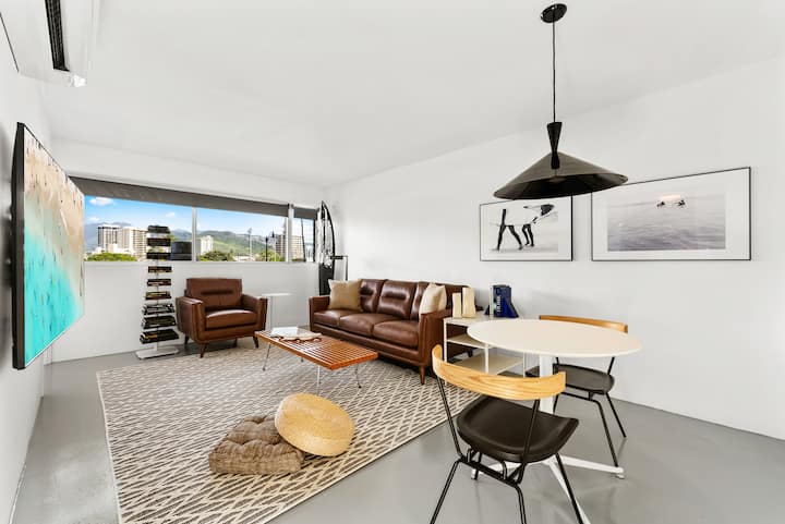 Chic + Parking +Pool + Sleeps Up To 10 Guests! - Honolulu, HI